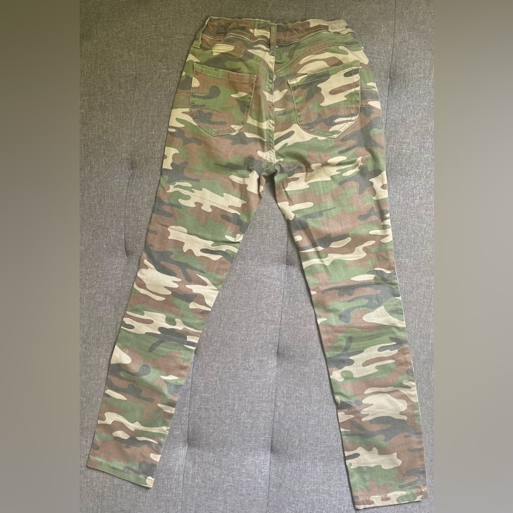 Forever 21 girls camouflage skinny jean.